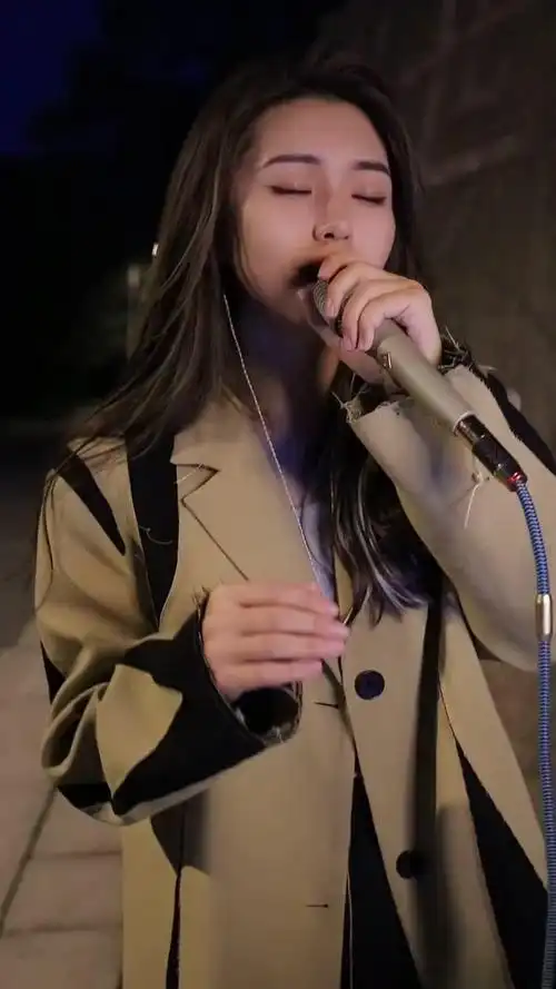 欠我个未来抖音小助手dou小助手户外唱歌真人真唱