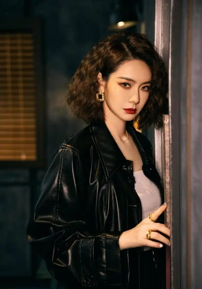 戚薇烫卷发好亮眼,造型时髦又减龄