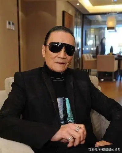 为什么谢贤太阳镜,费玉清套装和郭峰发型几十年来一直保持不变?