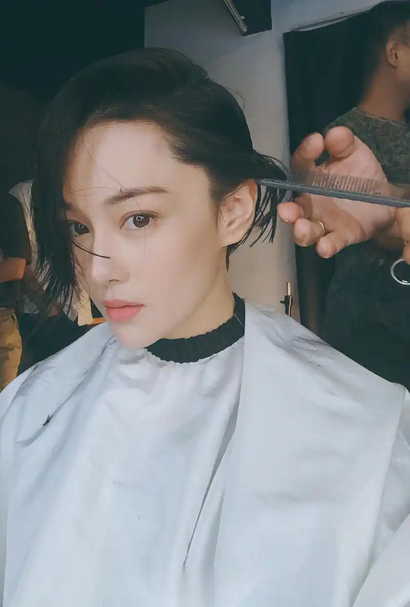 张馨予好飒一女的,对自己的头发下手太狠了,短发很帅,我pick一下