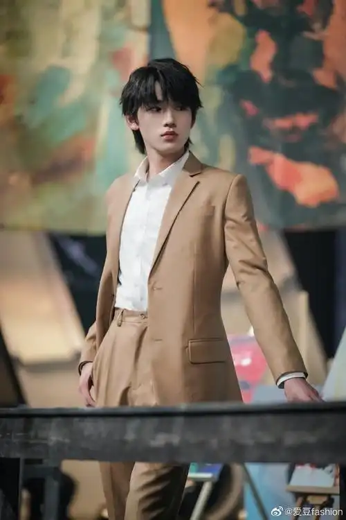 一身复古西装白衬衣绝了,单手插兜酷酷的,是王子吧@时代少年团-宋亚轩