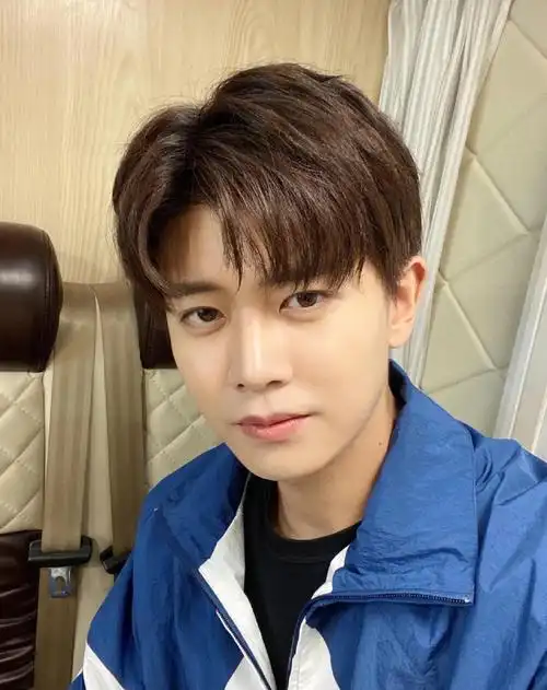 自拍六宫格任嘉伦