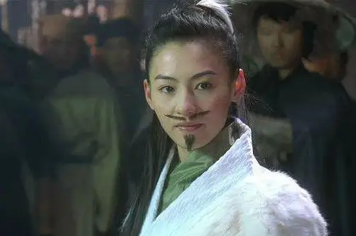 张柏芝在《老鼠爱上猫》中的男装造型,原本是要塑造一个风流倜傥的