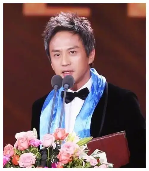 邓超早年旧照曝光,模样青涩与如今判若两人