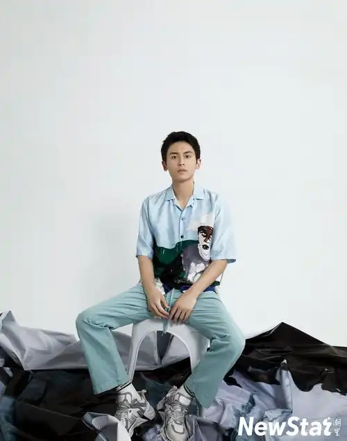 阳光男孩张哲瀚穿ash老爹鞋出镜最新时尚硬照本色呈现清新校草