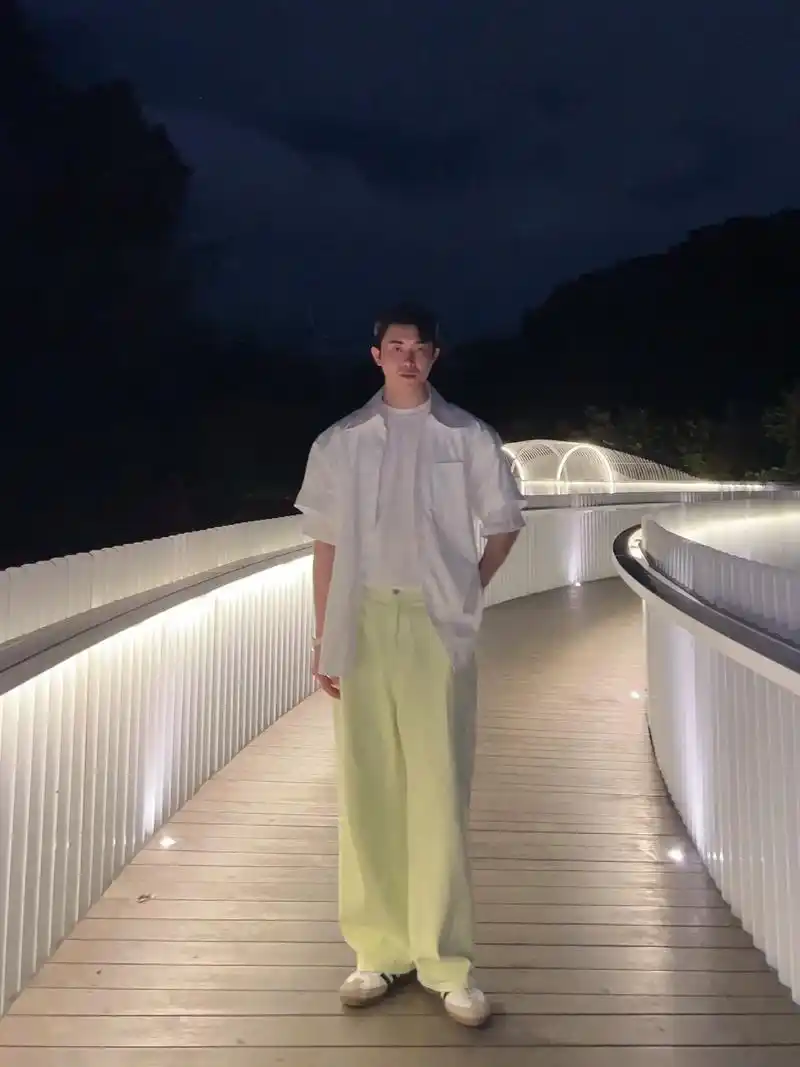 人站在哪里 夜晚就在哪里.#韩系穿搭 #男生夏日穿搭 #韩国 - 抖音