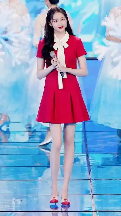 关晓彤一字肩礼服亮相,却因一盏灯,意外暴露真实腿长_杨幂_王祖贤
