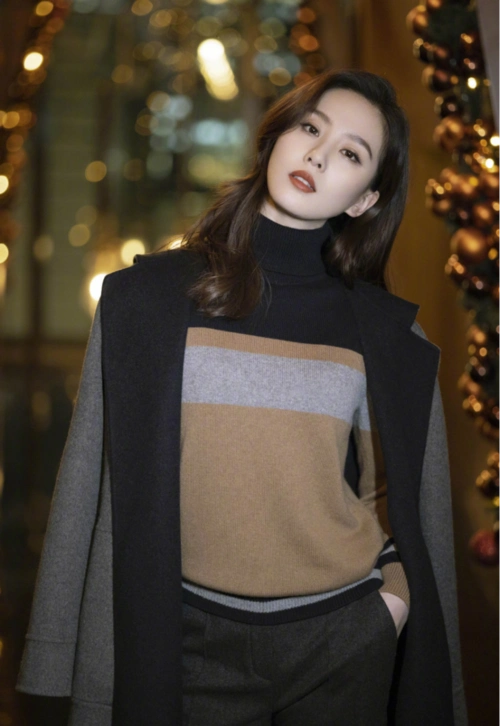 刘诗诗的穿搭好看还很实用,短款皮衣搭纱裙酷飒时髦,日常也能穿_气质