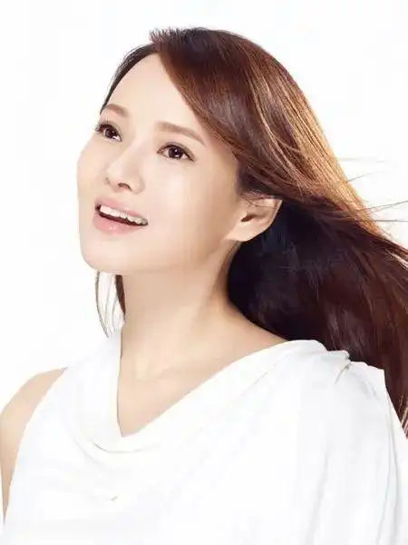 庾澄庆妻子张嘉欣与前妻伊能静对比差距太大难怪庾妈只接受她你怎么看