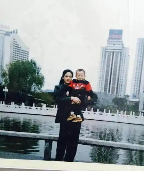 为啥许凯说自己是全家最丑?看完妈妈照片后,网友:说的是实话