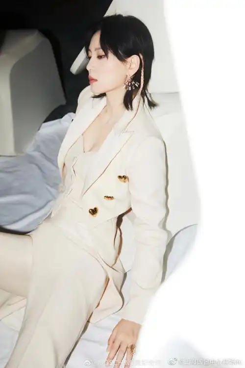 国金,推荐##moschinostyle#@周笔畅身着 moschino出席2023微博电影之