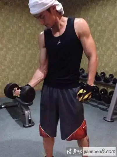 刘烨腹肌好看的,但