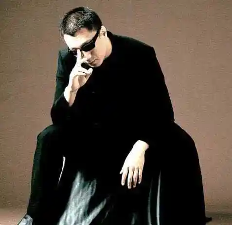 孙红雷戴墨镜摆酷图片