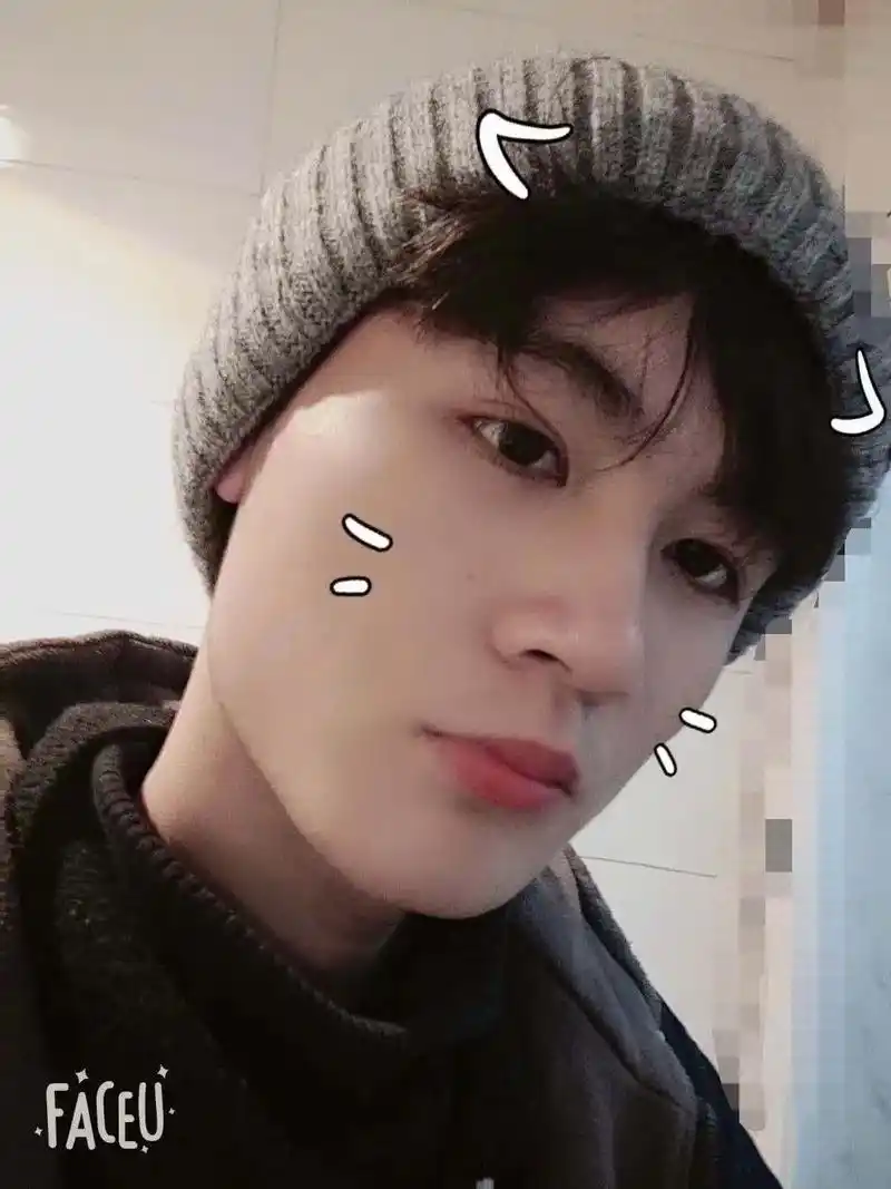 儿子初中时自拍的几张照片,从小就讲究注重形象的一个小男孩! - 抖音