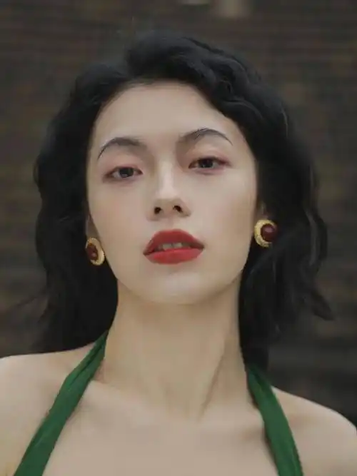 "港风"复古短发烫_岁月_发型_资讯