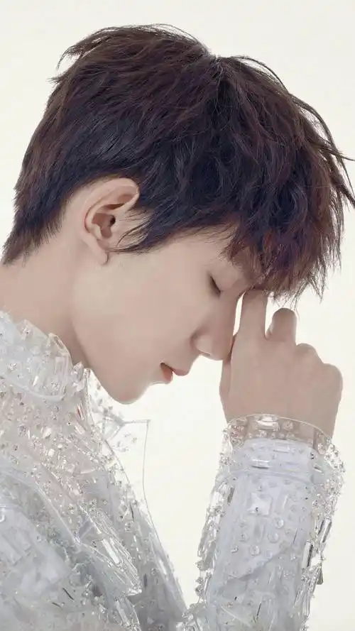 王源神级侧颜绝杀图,是比好看还特别的存在呀