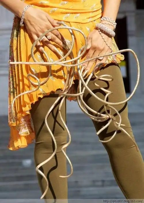 美国"妖女"6米长指甲破世界纪录