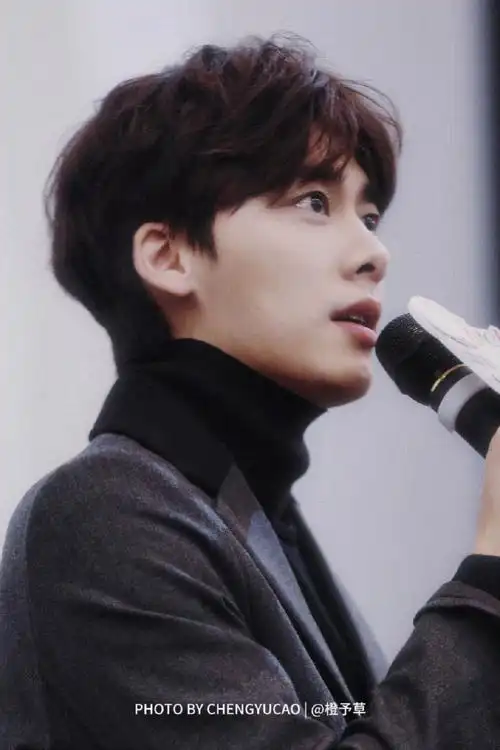 挑战每天按相册顺序发一张李易峰的照片##园园不断