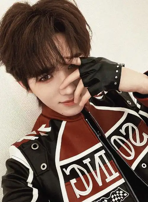 和宋亚轩点亮微博之夜