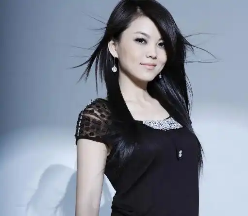 李湘是知名节目主持人,也是一位演员.