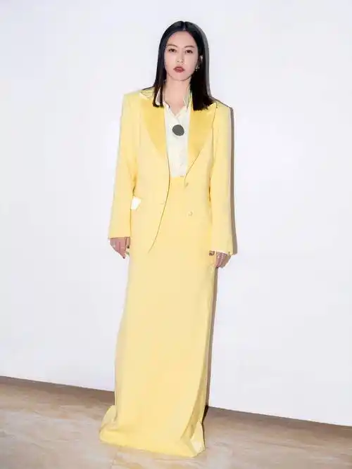 谭维维演绎 st. john 2022 春夏系列西装套装_鹅黄色_暖意_生命