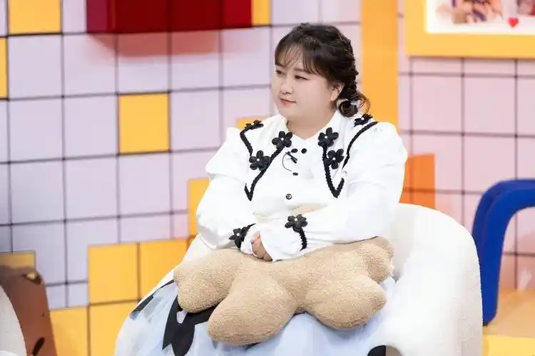 毕业后的贾玲没有如愿成功而是四处打工维持生活,不甘现状的贾玲也