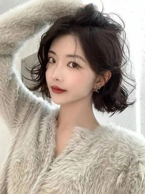 2021年流行的木马卷发型慵懒又显发量