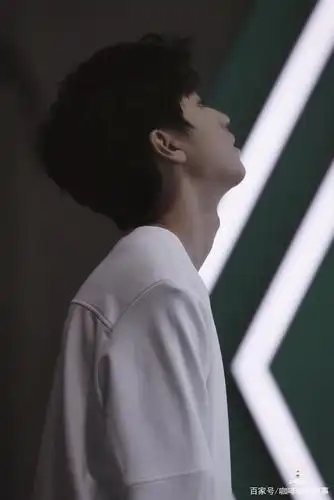 王俊凯喉结杀~这喉结可以单独出道了,撩人而不自知,太可了