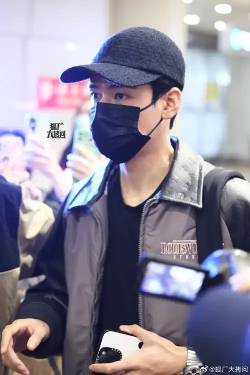 龚俊结束巴黎时装周行程到达北京,好好休息#龚俊巴黎时装周回国