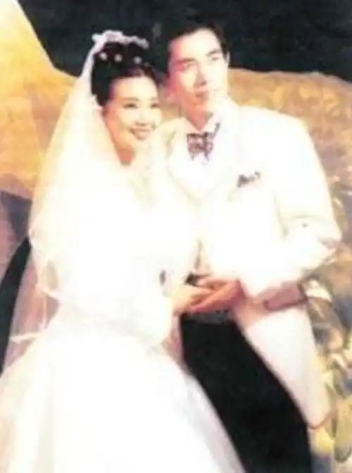 回顾演员赵奎娥嫁初恋陈宝国宠爱40年生一子风光背后有心酸