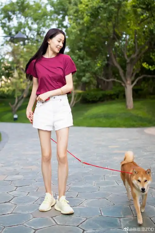 艺术体操女神张豆豆晒运动美照大展迷人曲线身材颜值俱佳