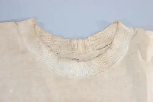 一件破损陈旧的汗衫