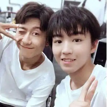 王俊凯和谁合照都是剪刀手唯独和她一人比心看来喜欢藏不住了