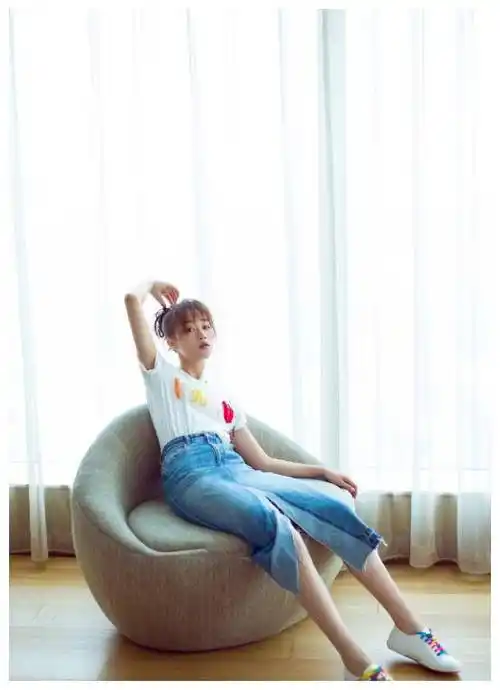 原创30岁蓝盈莹终于放开了黑色抹胸裙开叉到大腿配红唇性感大气