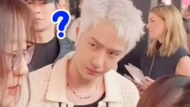 只有小狗听人讲话时才会歪头杀啦#王一博巴黎时装周##王一博 香奈儿