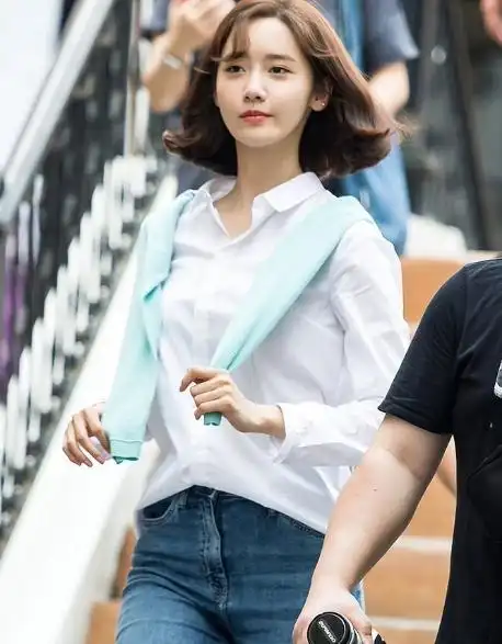 林允儿,白衬衫随意搭件薄荷绿的针织衫,小清新十足