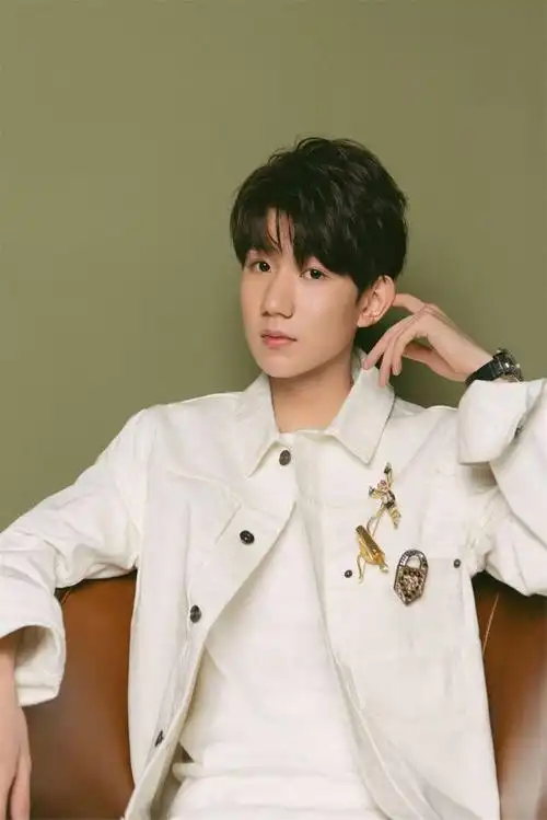 然而,2019年却曝出他在禁烟场所抽烟的事件,导致网友们对他的印象破碎