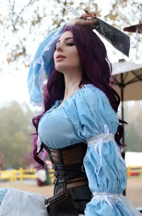 国外大胸美女cos《漫威蜘蛛侠》 身材火辣堪称"蜘蛛精"