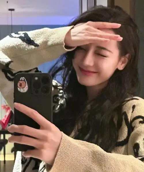 迪丽热巴元旦私照曝光,笑容灵动嘟嘴卖萌,精致造型引发热议