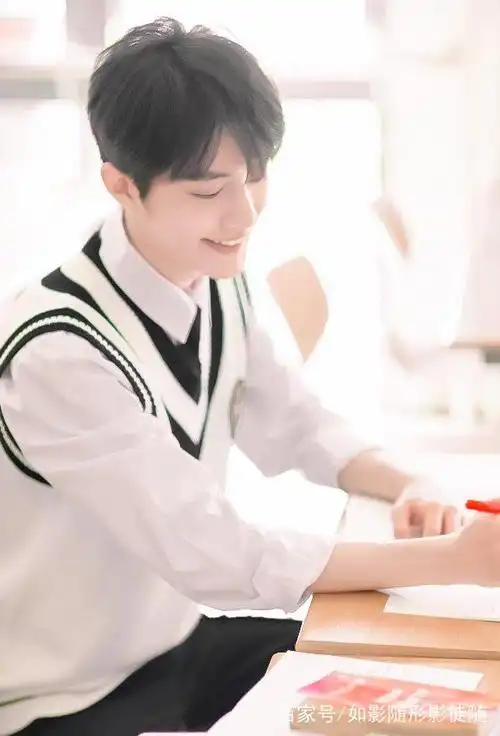 肖战这组照片满满的青春气息,他要是出演青春校园剧肯定也好看