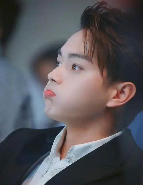 许凯的嘴巴总是水嘟嘟的看上去很q弹