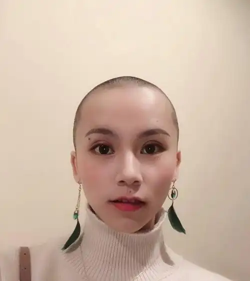 22岁大四女生剃光头,只为了这件事!