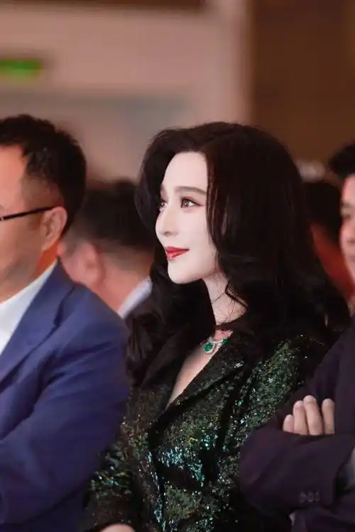 原创范冰冰一点没变穿墨绿色亮片西装配大波浪卷发气场炸裂似大佬