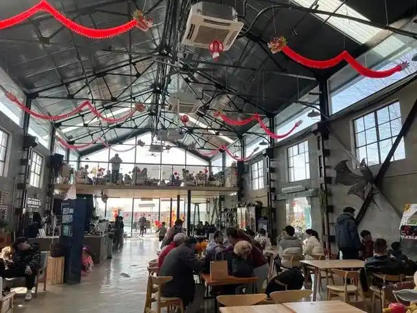 位于庙镇的515咖啡艺术中心日均出杯量800杯面朝河景,品咖啡吃蛋糕