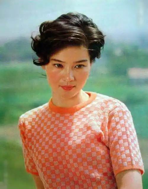 潘虹年轻时好时髦,棋盘格都是她玩剩下的,果然时尚是个轮回_气质_显得