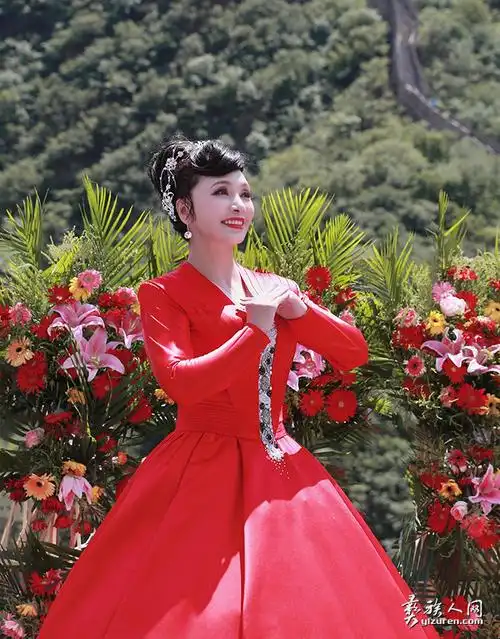 曾先后就读于中央民族大学音舞系,中央民族大学中国少数民族《声乐