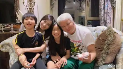 张庭晒照为老公林瑞阳庆生 一家四口其乐融融