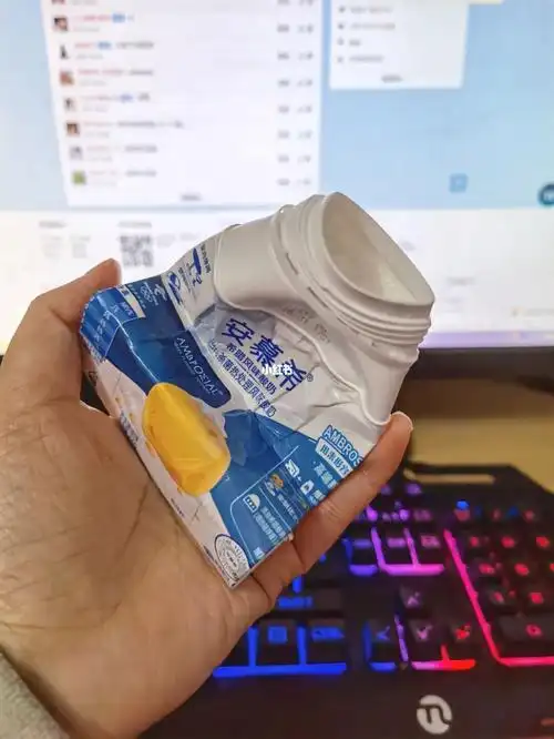 很认真的在喝酸奶