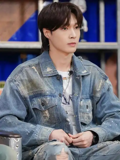 张艺兴张艺兴街舞里的长发造型,很休闲的穿搭,发型也是梳的那种顺毛