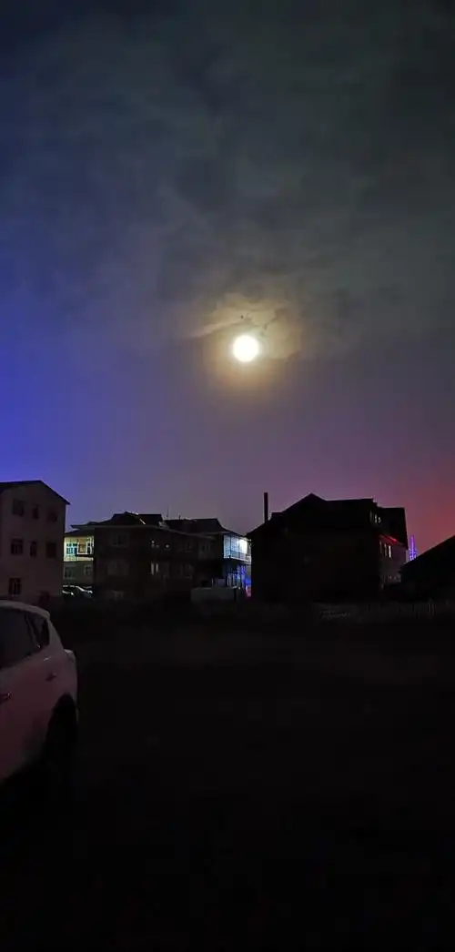 夜空中的月亮和星星分外明亮,可惜摄影技术太差